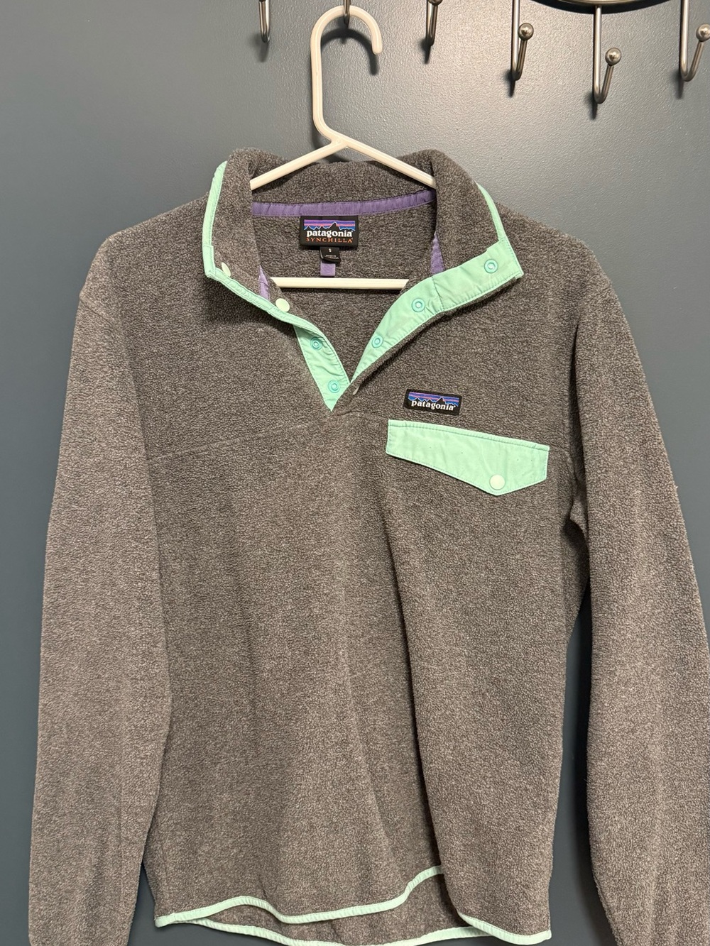 Patagonia Women’s Gray Crewneck Fleece with Mint Trim